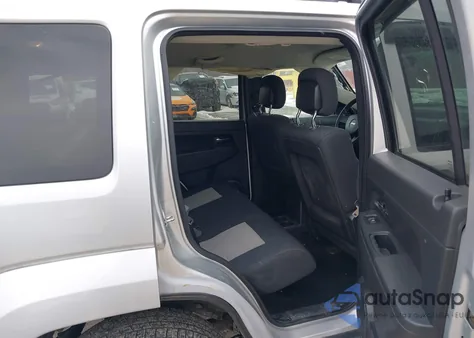 2010 Jeep Liberty Sport z USA, uszkodzony, nr VIN 1J4PN2GK0AW111739